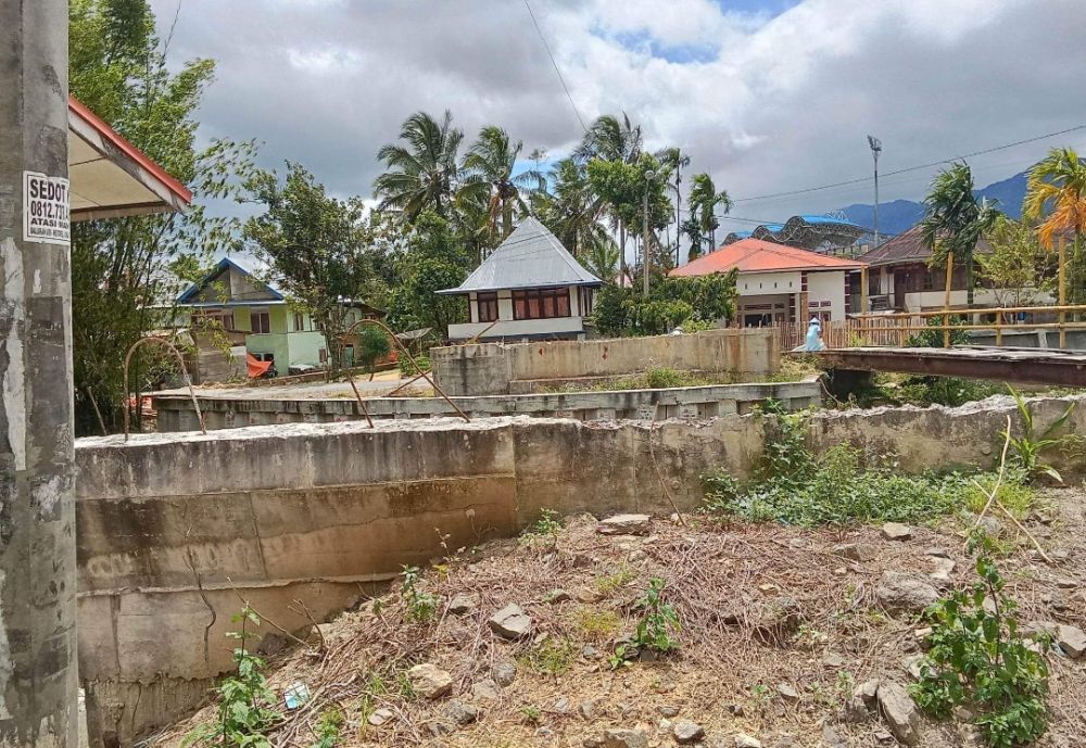 Tampak lokasi Jembatan Proyek Jembatan Koto Tengah Kecamatan Tanah Kampung yang hingga saat ini tidak dikerjakan sama sekali namun telah dicairkan anggarannya 30% dari nilai kontrak