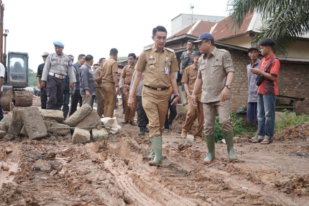 Pj Bupati Muarojambi mengecek kondisi jalan Niaso yang rusak.