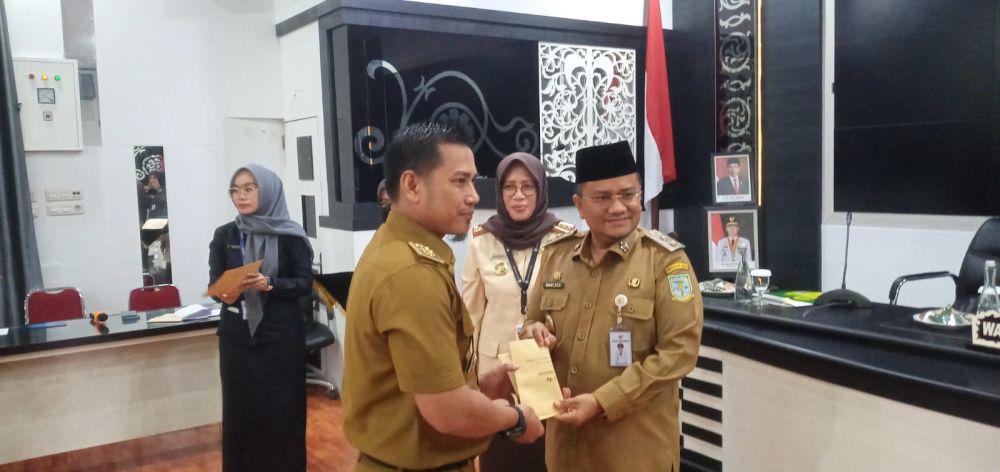Wakil Walikota Maulana menyerahakn reward