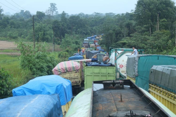 Kemacetan truk batubara di Jambi, Kamis (2/3/2023) 