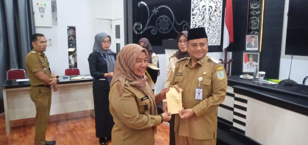 Wakil Walikota Maulana menyerahkan reward
