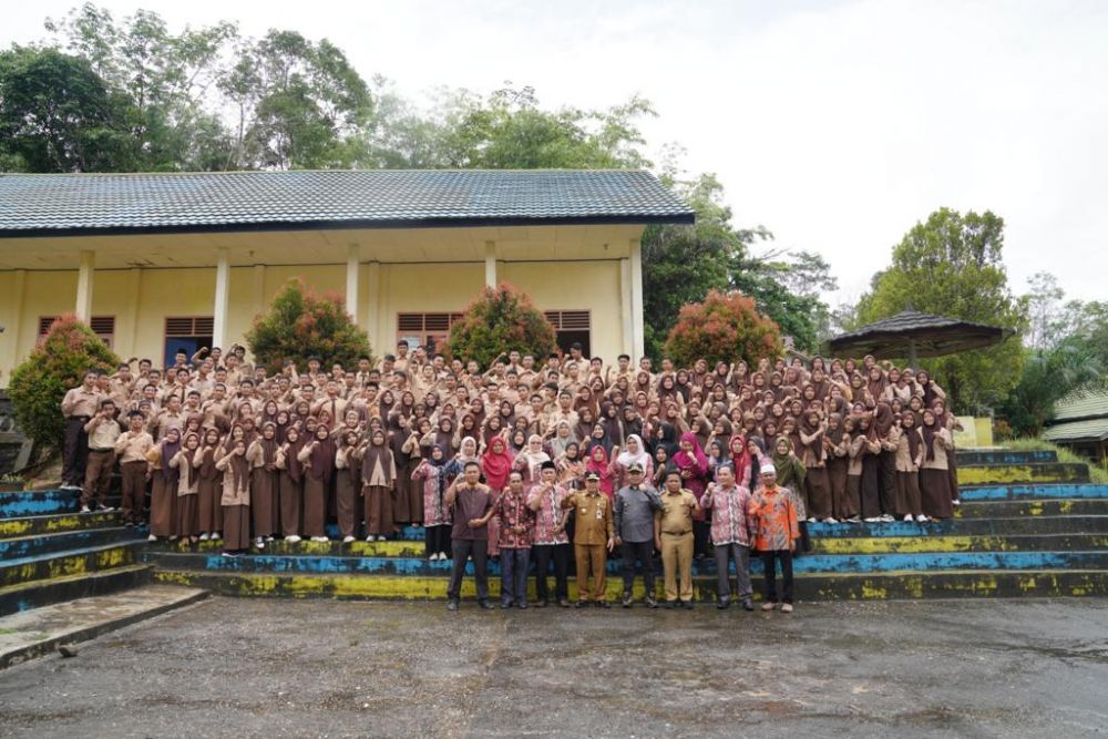 Gubernur Jambi Al Haris bersama siswa dalam kunjungan kerja ke Batang Asai