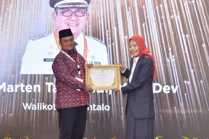 Wakil Wali kota Jambi Maulana mewakili Wali Kota Jambi Syarif Fasha menerima penghargaan Baznas Award 2023 kategori Wali Kota Pendukung Utama Pengelolaan Zakat di Indonesia, Selasa (21/3)
