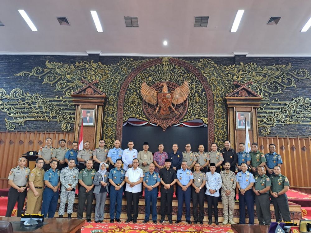 Foto bersama  Peserta studi strategis dalam negeri program pendidikan regular angkatan (SSDN-PPRA) LXV Lemhanas RI 2023.