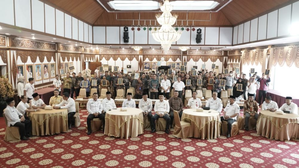 Penyerahan Sertifikat Penghargaan Peringkat Penilaian Kinerja Perusahaan Dalam Lingkungan Hidup (Proper) Periode Tahun 2021-2022, bertempat di Auditorium Rumah Dinas Gubernur Jambi, Rabu (05/04/2023).