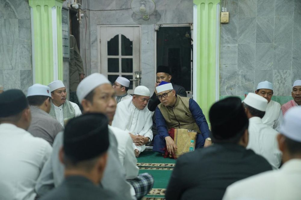 Gubernur Jambi, Al Haris safari Ramadan bersama Wali Kota Jambi Sy Fasha di Tanjung Raden, Seberang Kota Jambi (Sakoja), Rabu (12/04/2023) malam.