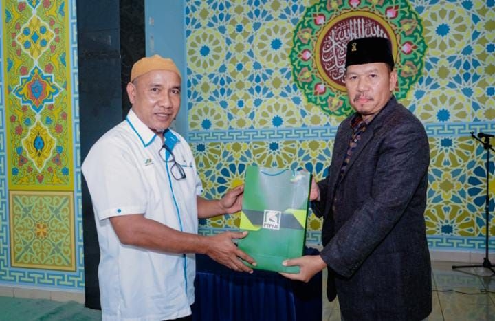 Ketua masjid PTPN Ahmad Saili dan Ketua Baznas, Drs HM Amin