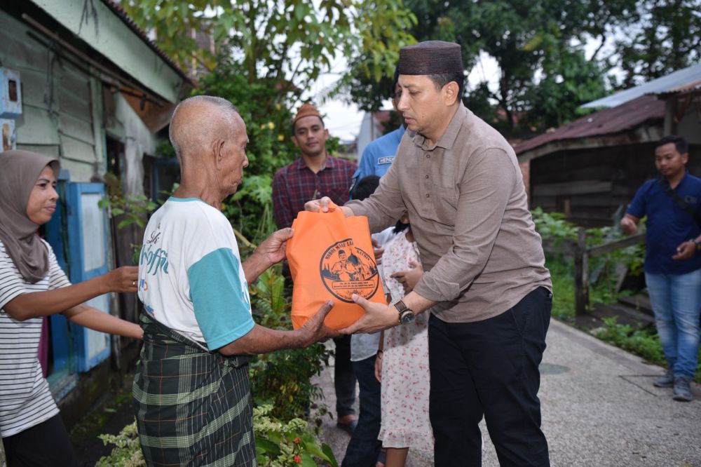 Pembina Iwako Abu Bakar menyerahkan Bantuan Sembako