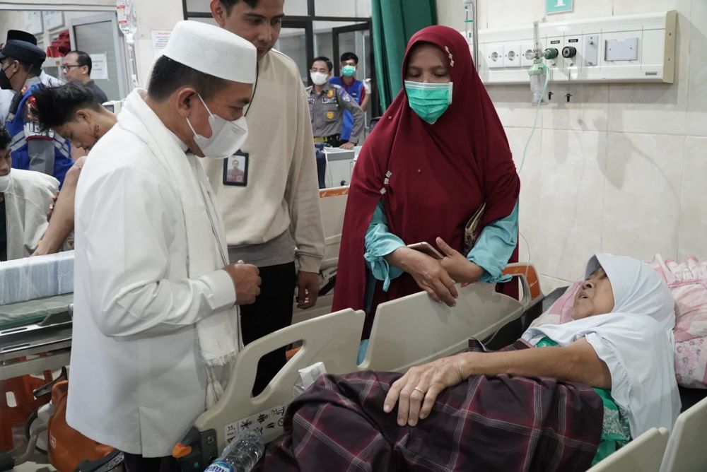 Gubernur Jambi Dr.H. Al Haris,S.Sos,MH pada Jumat malam (21/4) mengunjungi tenaga kesehatan dan pasien rawat inap