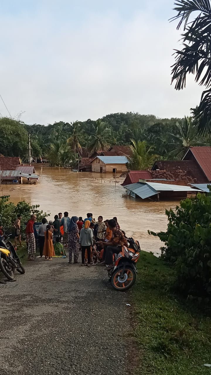 Banjir yang melanda desa Kunangan Tebo