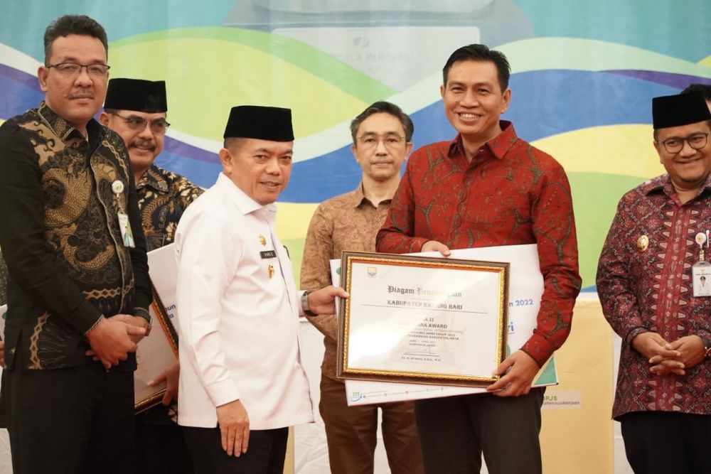 Gubernur memberikan penghargan kepada Bupati Batanghari