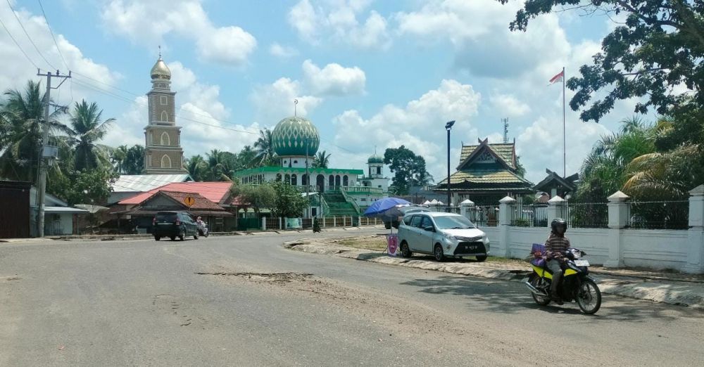 Kondisi Jalan Depan Makam Sultan Taha Saefuddin yang berlobang dan membahayakan pengendara motor yang melintasinya