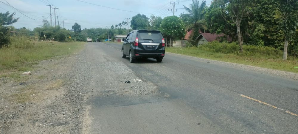 Lobang proyek pelebaran jalan kota Muaro Tebo yang kerap membuat pengendara sepeda motor terjatuh