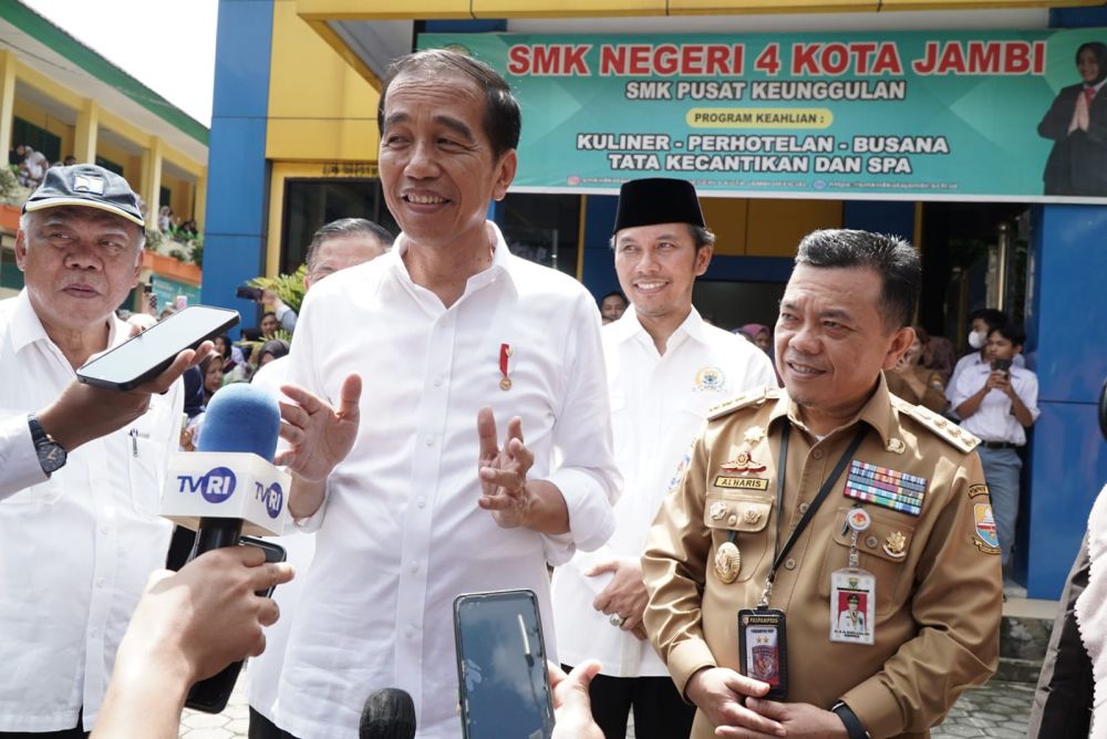Presiden RI Joko Widodo saat diwawancara usai meninjau SMKN 4 Kota Jambi.