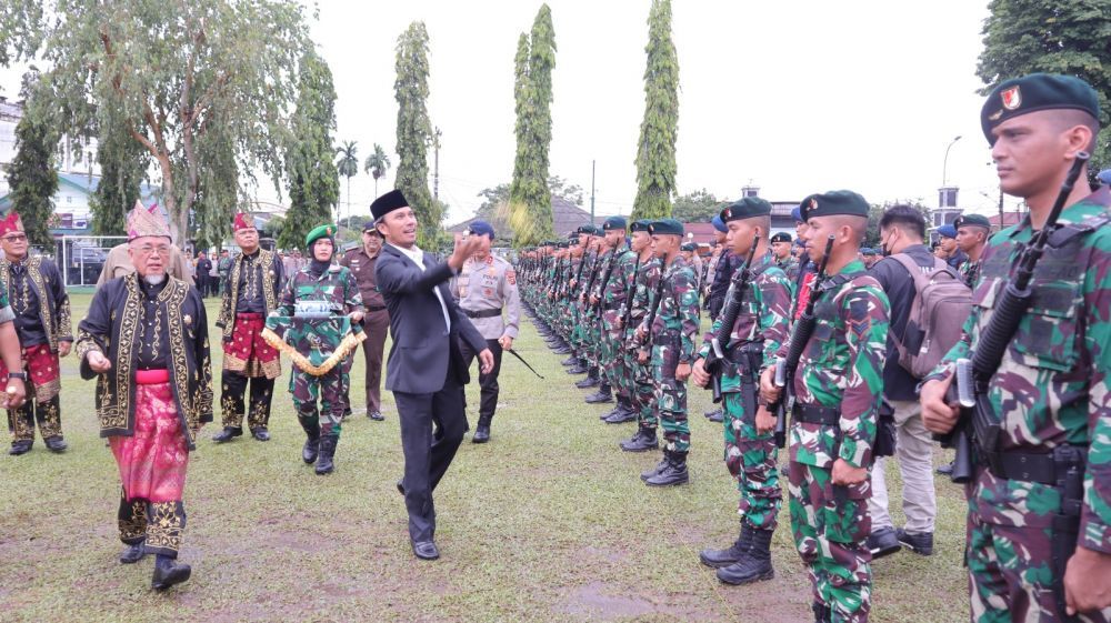Ketua DPRD Provinsi Jambi, Edi Purwanto hadiri Upacara Penyambutan Satgas Yonif Raider 142/Kesatria Jaya dan Pengukuhan Keluarga Asuh TNI-Polri Jambi. Di lapangan Makorem Jambi. Selasa (23/5).