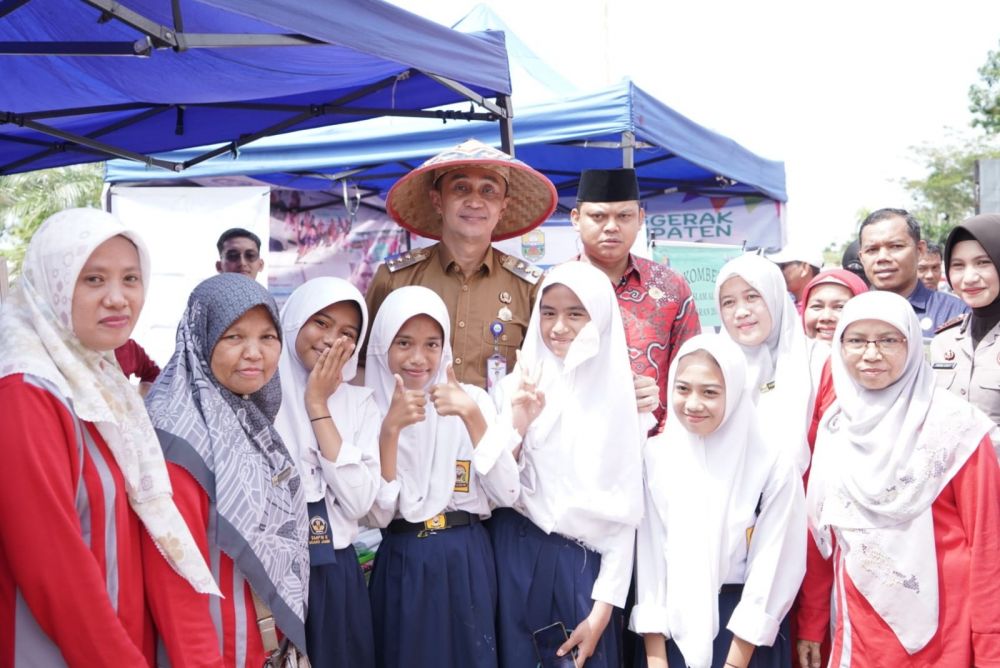 Ketua DPRD Foto bersama Bupati dan siswa SD ,SMP