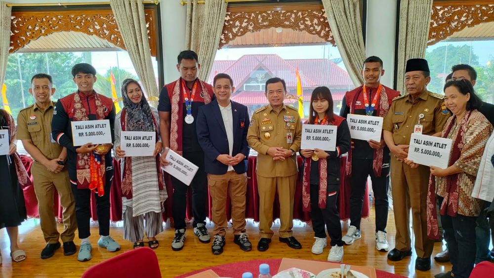 Gubernur Jambi Al Haris menyerahkan tali asih kepada 7 atlet asal Jambi yang meraih medali di Sea Games 2023 Kamboja