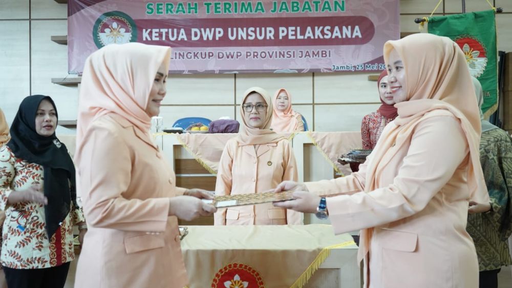 Serah Terima Jabatan Ketua DWP Unsur Pelaksana dalam lingkup Dharma Wanita Persatuan Provinsi Jambi, bertempat di Aula Dharma Wanita Persatuan Provinsi Jambi , Kamis (25/05/2023).