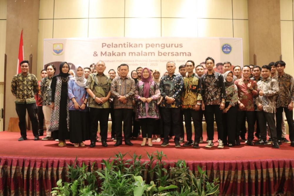Gubernur Jambi Dr. H. Al Haris, S.Sos, MH mengukuhan Pengurus Persatuan Mahasiswa Jambi - Sumbar, (PERMAJA), Provinsi Jambi - Sumatera Barat riode 2022 - 2023, bertempat di Hotel Axena, Padang, Jumat (9/06/2023) malam.