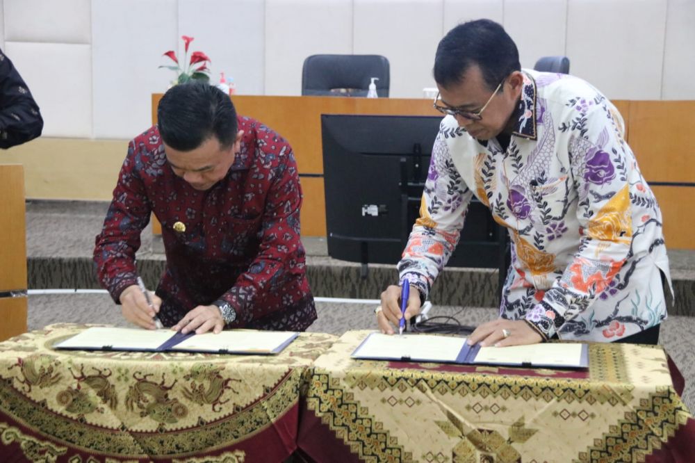 Gubernur Jambi Dr. H. Al Haris, S.Sos. MH menandatangani nota kesepahaman dengan Universitas Negeri Padang (UNP) yang diwakili Rektor UNP Ganefri, P.Hd.