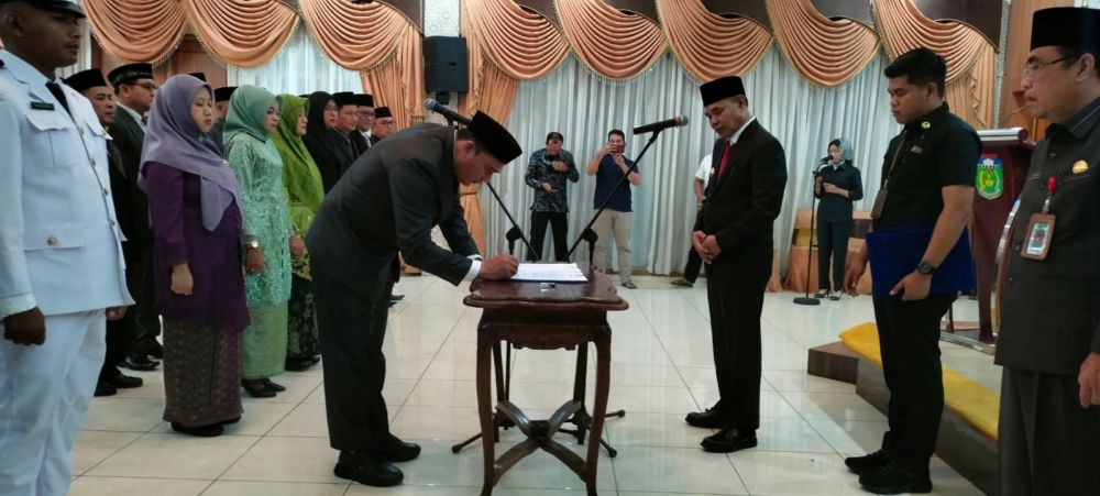 PJ Bupati Tebo saat melantik pejabat eselon III dan IV dilingkungan Pemkab Tebo