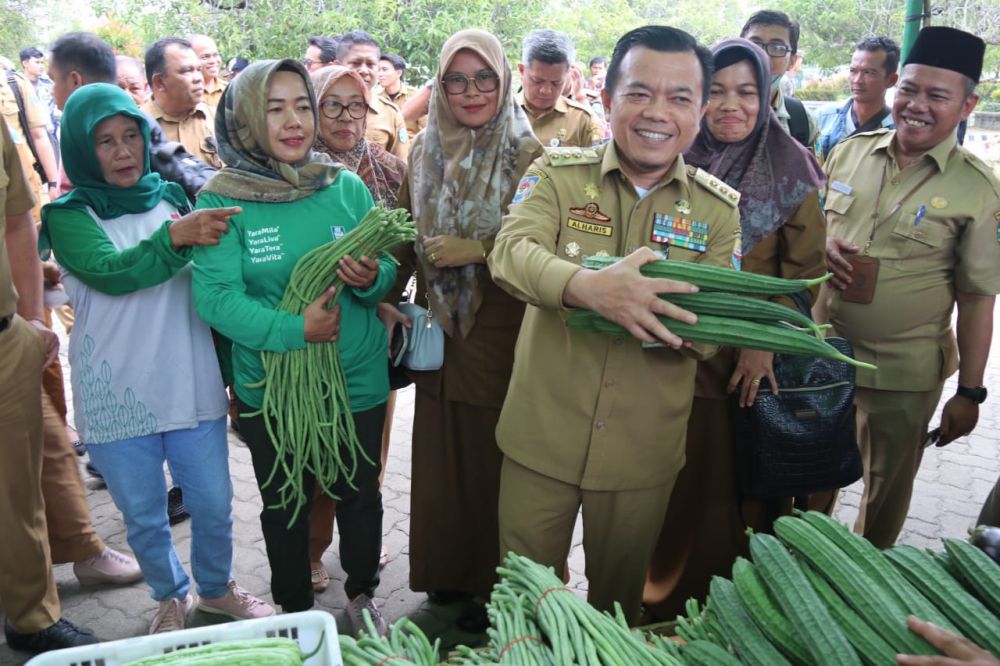 Gubernur Jambi Al Haris launching Gerakan Pangan Murah (GPM) secara serentak Provinsi Jambi di Kabupaten Batanghari, bertempat di Kantor Bupati Batanghari, Senin (26/06/2023).
