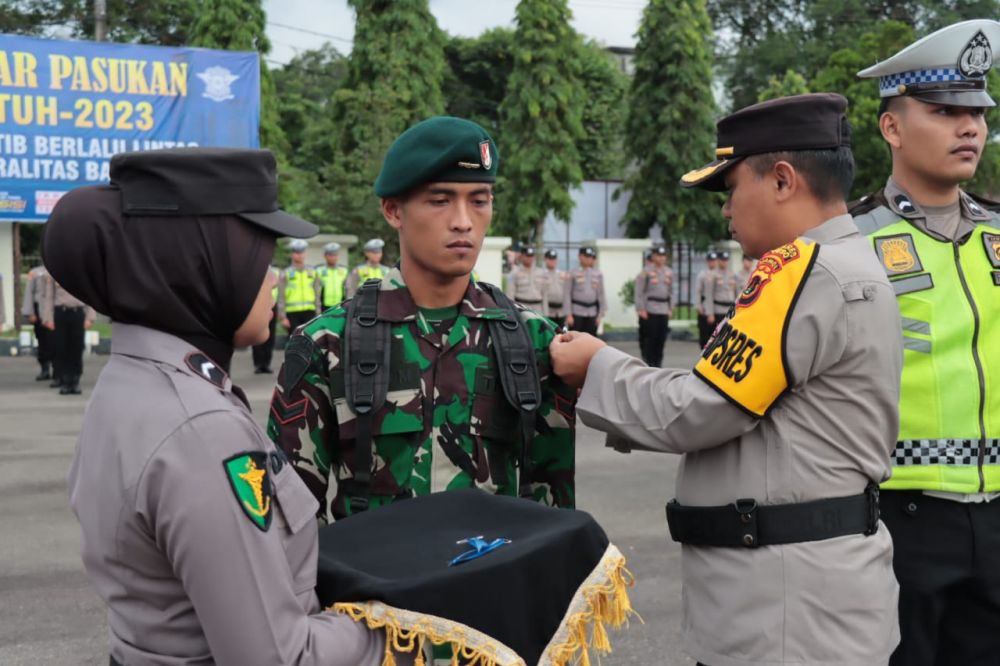 Pemasangan pita biru oleh Wakapolres Tebo kepada personil TNI yang ikut melaksanakan operasi Patuh 2023