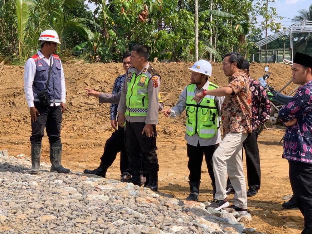 Ketua DPRD Provinsi Jambi, Edi Purwanto turun ke lokasi pembangunan Proyek Tol Jambi-Betung yang berada di Desa Muara Sebapo, Kecamatan Mestong, Kabupaten Muaro Jambi, Kamis (13/7).