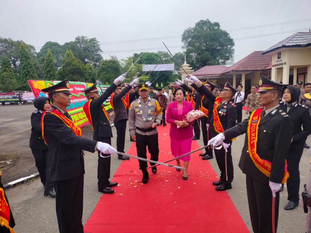 Kapolres Tebo AKBP I Wayan Arta Ariawan bersama istri disambut upacara pedang pora saat memasuki Mako Polres Tebo