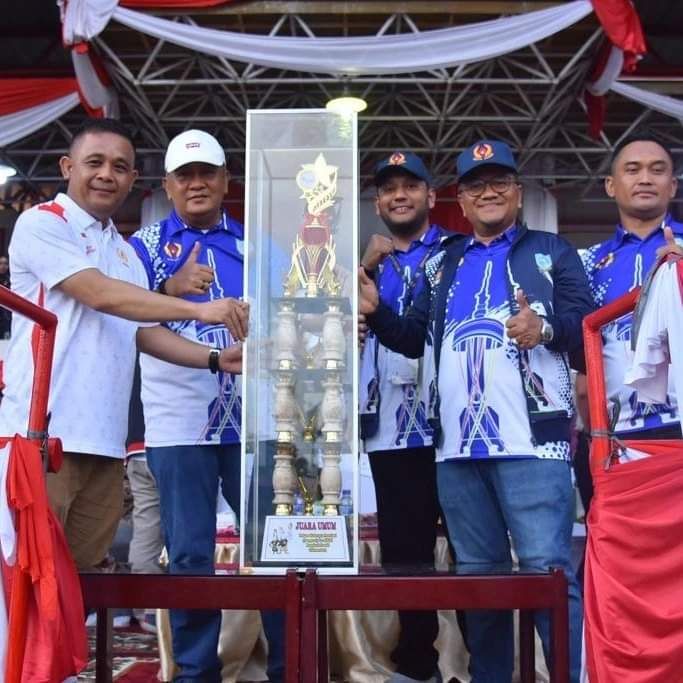 Wawako Maulana Menerima Piala Juara Umum Porprov XXlll Jambi 2023
