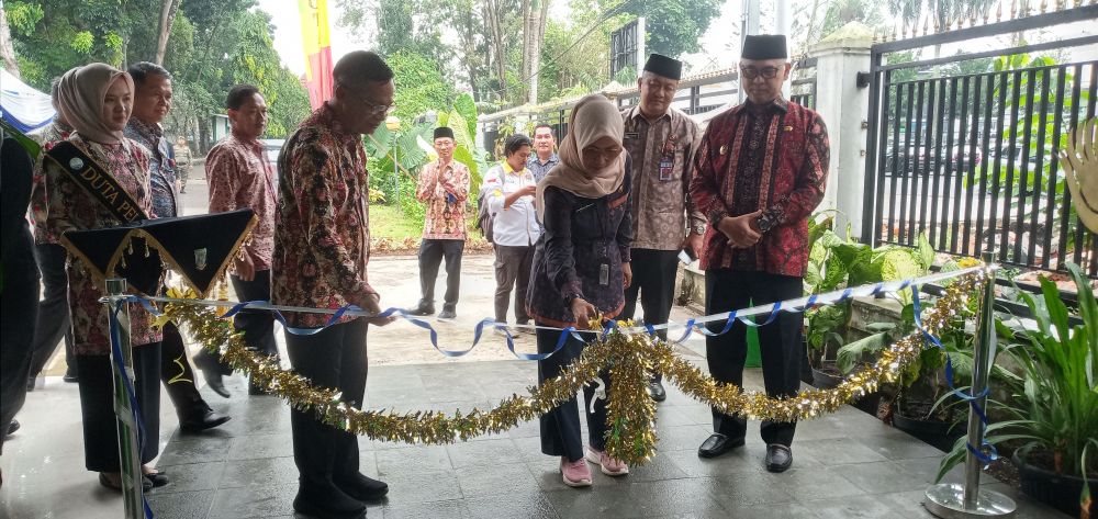 Wali Kota Fasha Bersama Kadis Dukcapil Provinsi Jambi Soft Opening Pelayanan Driver Thru Dukcapil Kota Jambi