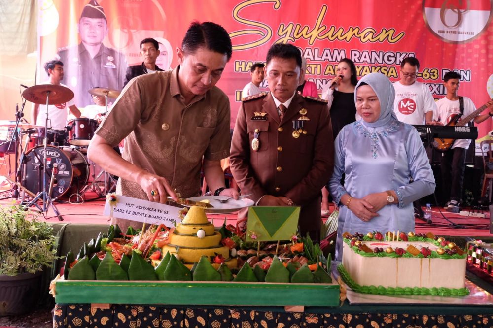 Pj Bupati Muarojambi Bachyuni memotong Tumpeng