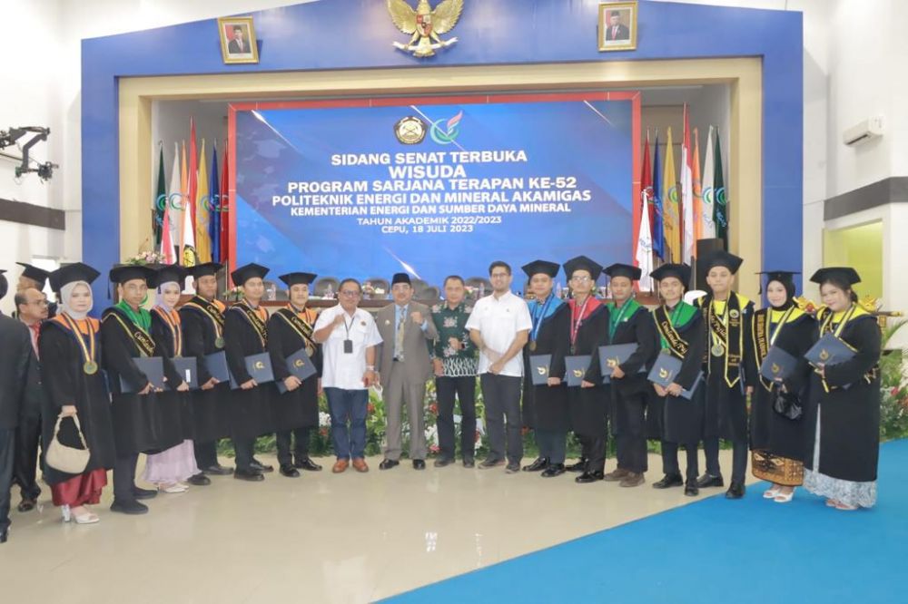 Sembilan mahasiswa dari Kabupaten Tanjung Jabung Barat penerima beasiswa Program Pengembangan Masyarakat (PPM SKK Migas – PCJL mengikuti acara wisuda Politeknik Energi dan Mineral (PEM) Akamigas 