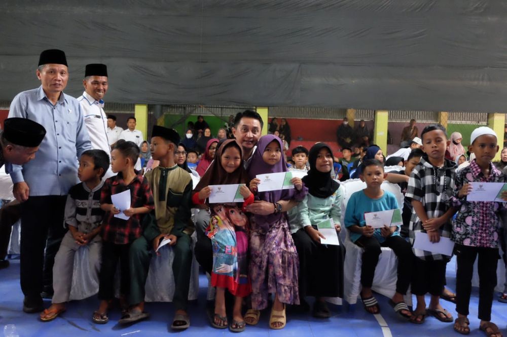 Pj Bachyuni foto bersama anak yatim yang menerima santunan.