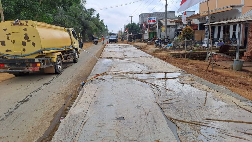 Pembangunan jalan beton Blok D Geragai sepanjang 1.960 meter yang terletak di Mendahara Ilir, Tanjung Jabung Timur.