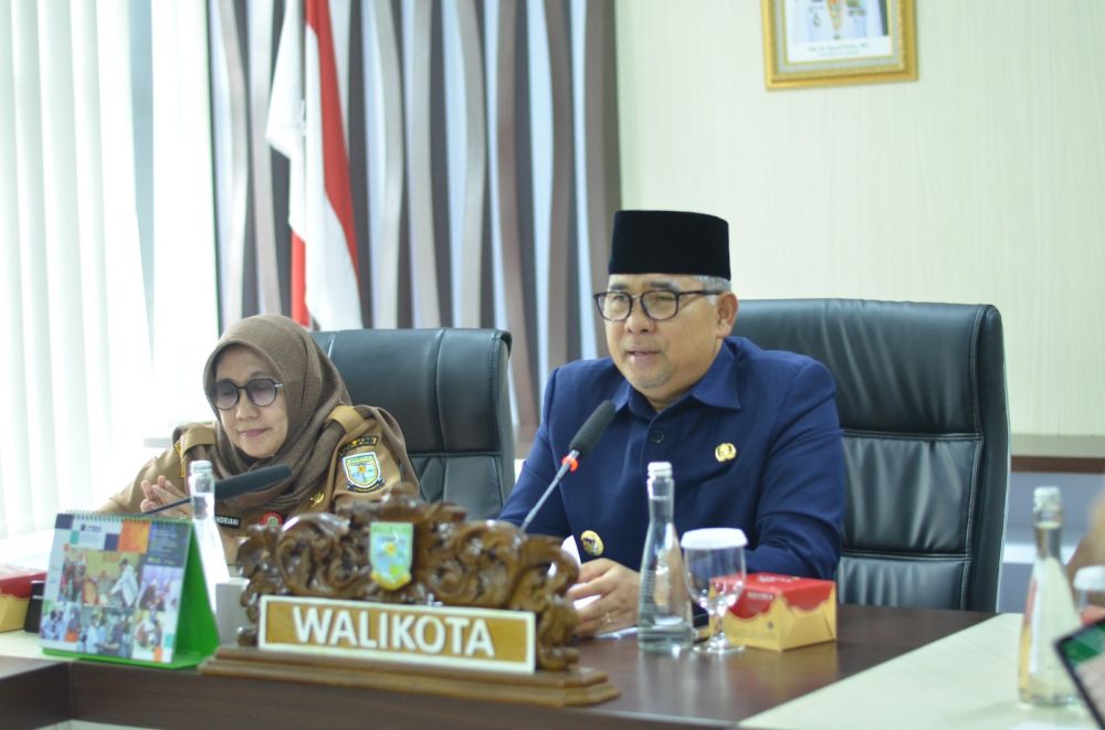 Wali Kota Jambi Syarif Fasha Menyampaikan Konferensi pers