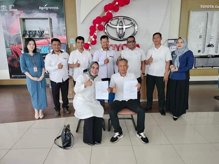 Kepala SMKN 1 Tebo didampingi Wakasek dan Guru Jurusan TKR bersama Pimpinan Agung Toyota Muaro Bungo dan jajaran usai penandatanganan kerjasama