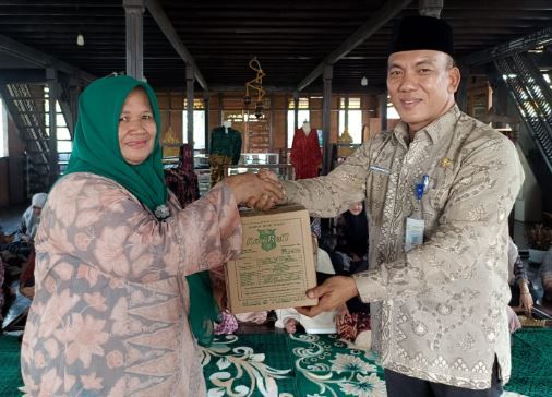 Kadis Perindustrian dan Perdagangan Provinsi Jambi Kemas Fuad menyerahkan bantuan.