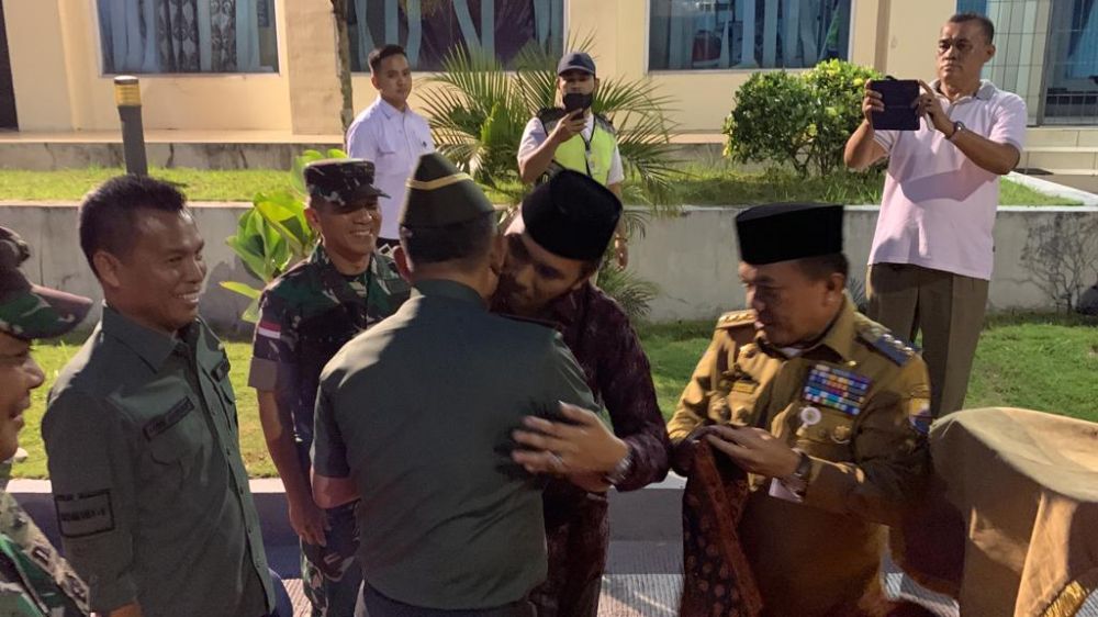 Ketua DPRD Provinsi Jambi, Edi Purwanto menyambut kedatangan Kepala Staf Angkatan Darat (Kasad) Jenderal TNI, Dudung Abdurachman, Rabu (6/9) di VIP Room Bandara Sultan Thaha Jambi.