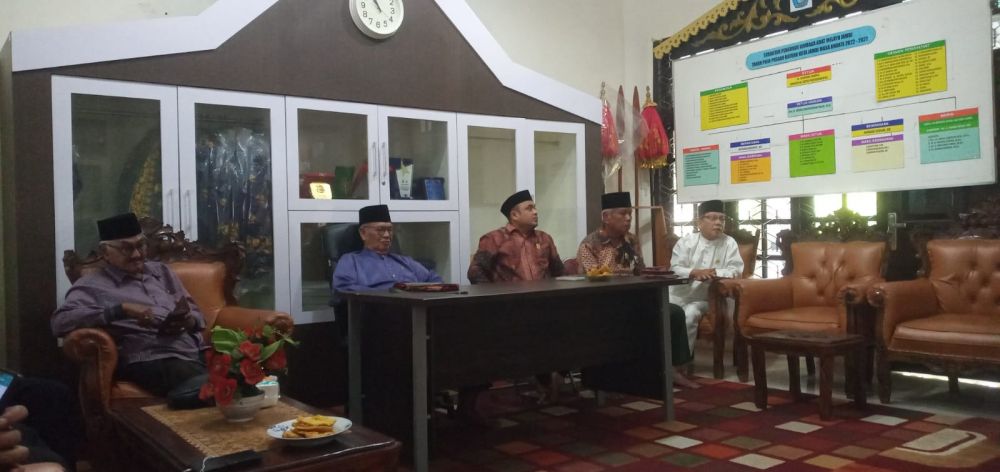Sekretaris LAM Kota Jambi, Aswan Hidayat yang didampingi Ketua LAM Kota Jambi, H Asnawi Ismail, didampingi pengurus LAM Provinsi Jambi, Senin (11/9).
