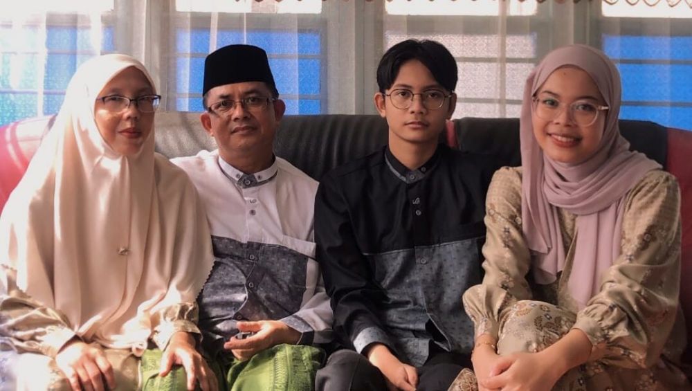 Dr. Supian, S.Ag, M.Ag, bersama keluarga 