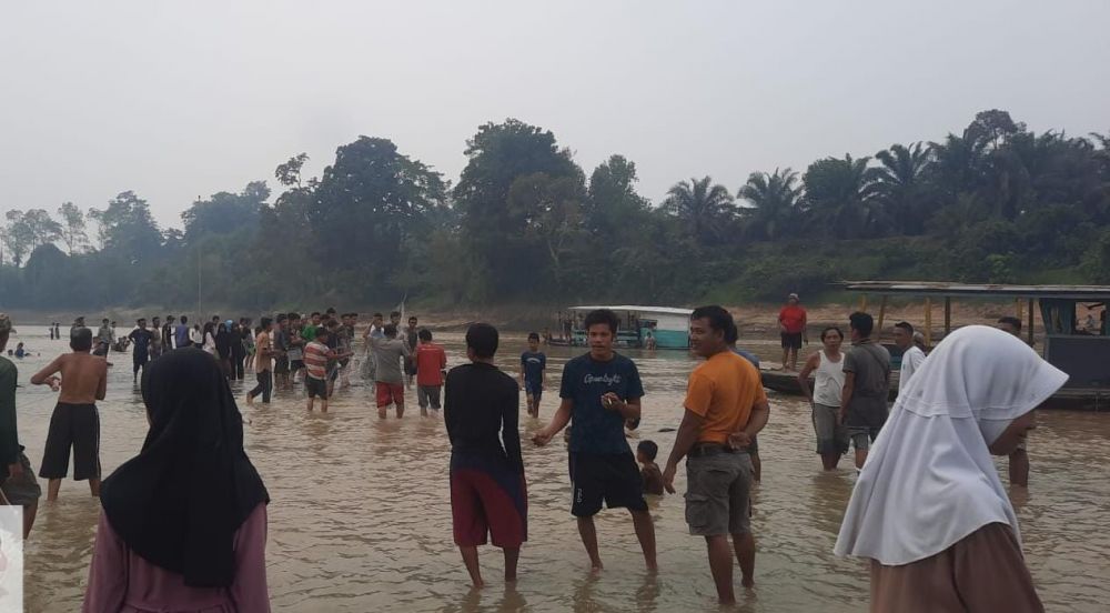 Warga desa teluk rendah pasar turun ke Sungai Batanghari mencari warganya yang tenggelam
