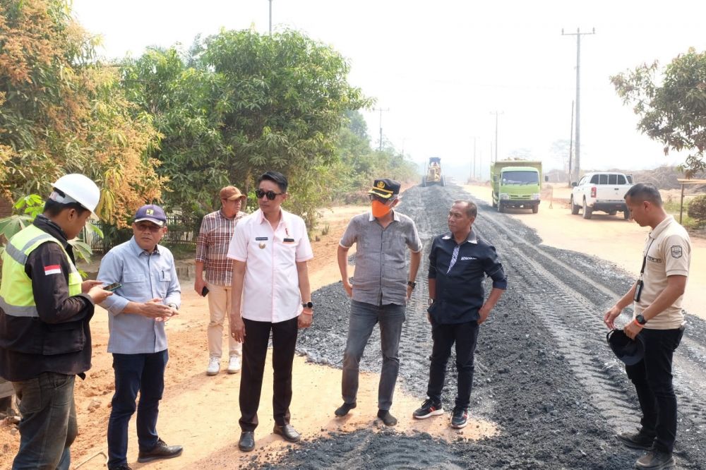 Pj Bachyuni meninjau pembangunan jalan