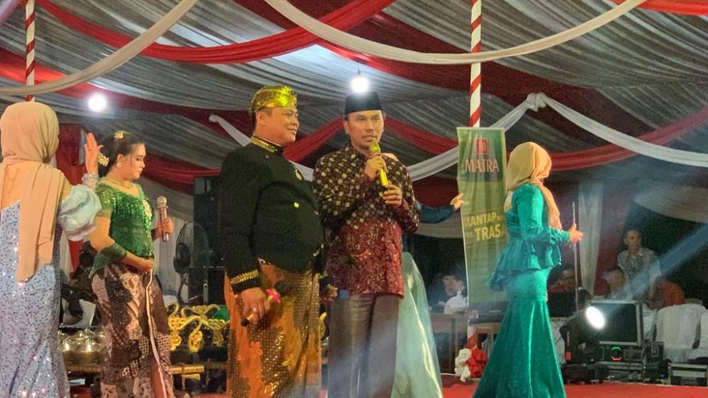 Ketua DPRD Provinsi Jambi, Edi Purwanto menghadiri acara pagelaran wayang kulit lakon bimo krido dalam rangka HUT ke 78 TNI tahun 2023 di Lapangan Makorem 042/Gapu, Jumat malam (6/10).