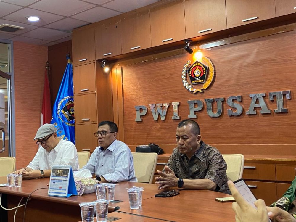 Ketua Umum terpilih Persatuan Wartawan Indonesia (PWI) periode 2023-2028, Hendry CH Bangun bersama dengan Sekretaris Jenderal (Sekjen) Sayid Iskandarsyah melaksanakan rapat perdana 