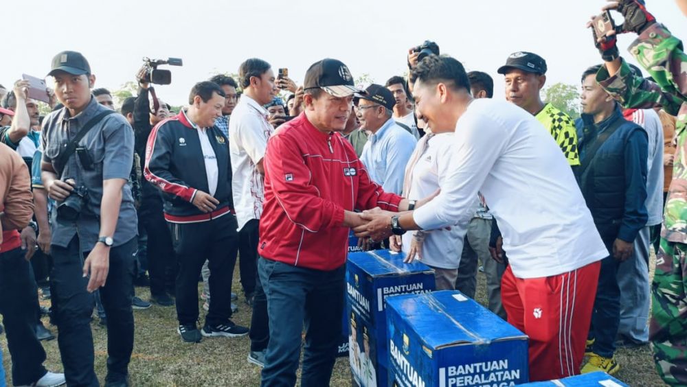 Gubernur Jambi Al Haris menyerahkan bantuan peralatan olahraga untuk desa se-kabupaten Sarolangun. 