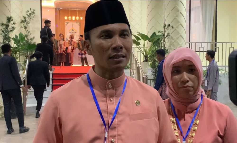 Ketua DPRD Provinsi Jambi bersaam Istri Hadiri Pembukaan STQH Nasional ke 27.