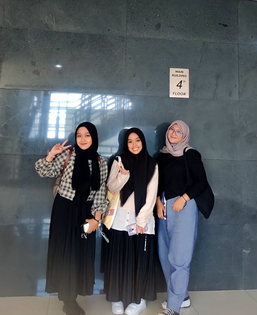 Amrina Mufidah Hanun, Gea Avanda S., Nisrina An-Nazihah 
(Mahasiswa Ilmu Komunikasi Universitas Ahmad Dahlan)
