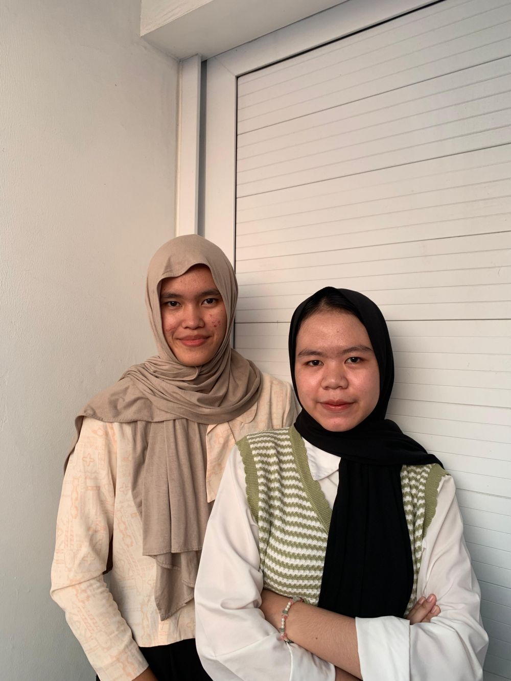 Nur Handayani Julia Deffy dan Wulan Qayyum, mahasiswa Kesehatan Masyarakat UAD.