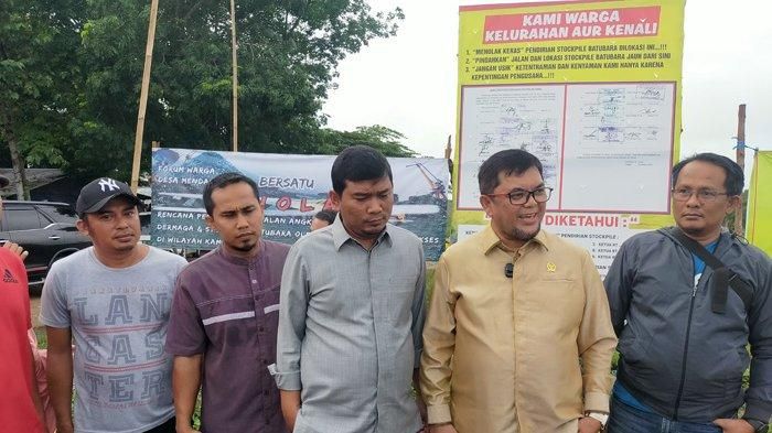 Wakil Ketua Komisi III DPRD Provinsi Jambi Ivan Wirata bersama anggota DPRD Rocky Candra meninjau lokasi pendirian stockpile batubara yang dikeluhkan warga Aurduri 1 Kelurahan Aur Kenali, Kota Jambi.